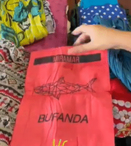 Bufanda Tiburon Rojo